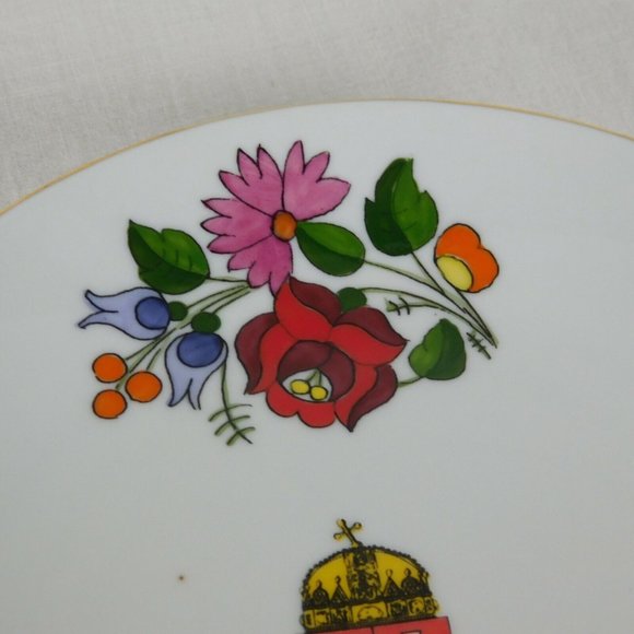 Kalocsa Hungary Hand Painted Coat of Arms Porcelain Decorated Wall Plate 6" FLAW - Picture 3 of 11
